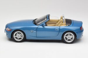 BMW Z4 E85 Maldives Blue Bburago 1:18 34046BLUE Fém – 4. kép a 8-ből