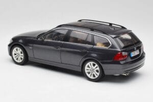 BMW 330i E91 Touring Sötétszürke Kyosho 1:18 80430394360 Fém – 7. kép a 8-ből