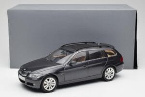 BMW 330i E91 Touring Sötétszürke Kyosho 1:18 80430394360 Fém – 8. kép a 8-ből