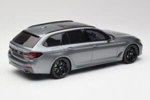 BMW G61 530e M Sport Touring Mineral Szürke GT Spirit 1:18 GT485 Gyanta – 2. kép a 6-ből