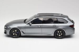 BMW G61 530e M Sport Touring Mineral Szürke GT Spirit 1:18 GT485 Gyanta – 3. kép a 6-ből
