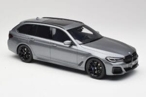 BMW G61 530e M Sport Touring Mineral Szürke GT Spirit 1:18 GT485 Gyanta – 4. kép a 6-ből