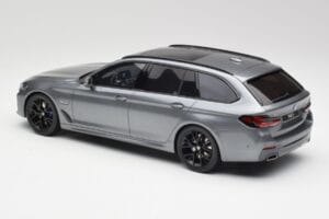 BMW G61 530e M Sport Touring Mineral Szürke GT Spirit 1:18 GT485 Gyanta – 5. kép a 6-ből
