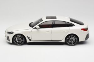 BMW i4 M50 G26 Alpine White Minichamps 1:18 110023011 Fém – 4. kép a 8-ből