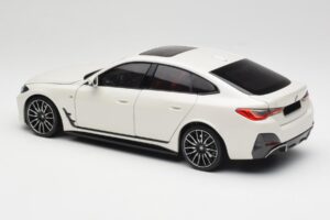 BMW i4 M50 G26 Alpine White Minichamps 1:18 110023011 Fém – 7. kép a 8-ből