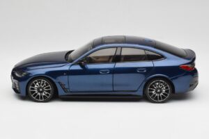 BMW i4 M50 G26 Portimao Blue Minichamps 1:18 110023012 Fém – 4. kép a 8-ből