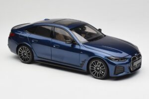 BMW i4 M50 G26 Portimao Blue Minichamps 1:18 110023012 Fém – 6. kép a 8-ből