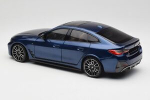 BMW i4 M50 G26 Portimao Blue Minichamps 1:18 110023012 Fém – 7. kép a 8-ből