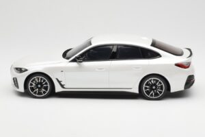 BMW i4 M50 G26 Mineral Fehér Metál Otto 1:18 OT1074 Gyanta – 3. kép a 6-ből