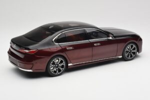 BMW i7 G70 Black & Red Metallic Minichamps 1:18 110023201 Fém – 3. kép a 8-ből