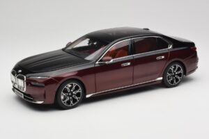 BMW i7 G70 Black & Red Metallic Minichamps 1:18 110023201 Fém
