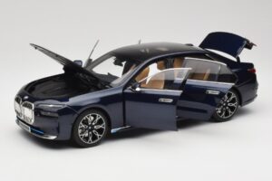 BMW i7 G70 Blue Metallic Minichamps 1:18 110023202 Fém – 2. kép a 8-ből
