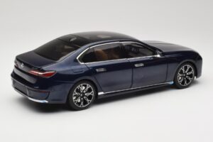 BMW i7 G70 Blue Metallic Minichamps 1:18 110023202 Fém – 3. kép a 8-ből