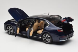 BMW i7 G70 Blue Metallic Minichamps 1:18 110023202 Fém – 5. kép a 8-ből