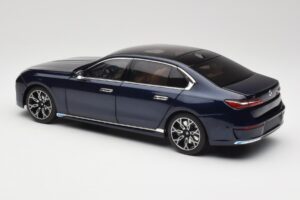 BMW i7 G70 Blue Metallic Minichamps 1:18 110023202 Fém – 7. kép a 8-ből