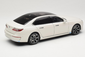 BMW i7 G70 White Metallic Minichamps 1:18 110023200 Fém – 3. kép a 8-ből