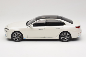 BMW i7 G70 White Metallic Minichamps 1:18 110023200 Fém – 4. kép a 8-ből
