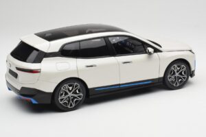 BMW iX Alpine White Minichamps 1:18 110023102 Fém – 3. kép a 8-ből