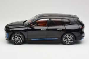 BMW iX Sapphire Black Minichamps 1:18 110023101 Fém – 4. kép a 8-ből