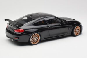 BMW M4 F82 GTS Sapphire Black Metallic Minichamps 1:18 110025220 Fém – 3. kép a 8-ből