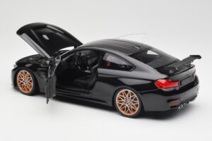 BMW M4 F82 GTS Sapphire Black Metallic Minichamps 1:18 110025220 Fém – 5. kép a 8-ből