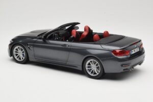 BMW M4 F83 Kabrió Mineral Grey Paragon 1:18 80432339610 Fém – 7. kép a 8-ből