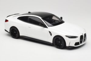 BMW M4 G82 Fehér Minichamps 1:18 155020122 Fém – 4. kép a 6-ből