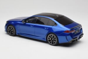 BMW M5 G90 Marina Bay Blue Metallic GT Spirit 1:18 GT507 Gyanta – 5. kép a 6-ből