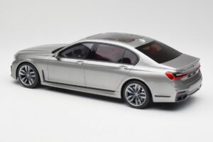 BMW M760i G12 V12 Final Edition Szürke GT Spirit 1:18 GT478 Gyanta – 5. kép a 6-ből