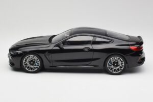 BMW M8 F92 Zafír Fekete Minichamps 1:18 110029021 Fém – 4. kép a 8-ből