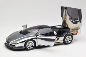 BMW Nazca M12 Chrome Silver Revell 1:18 08916 Fém – 2. kép a 8-ből