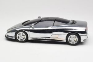 BMW Nazca M12 Chrome Silver Revell 1:18 08916 Fém – 4. kép a 8-ből
