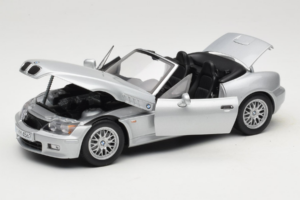 BMW Z3 Roadster 1.8 Ezüst Márkakereskedői Kiadás UT Models 1:18 80439411712 Fém – 2. kép a 8-ből