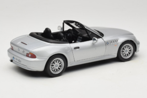 BMW Z3 Roadster 1.8 Ezüst Márkakereskedői Kiadás UT Models 1:18 80439411712 Fém – 3. kép a 8-ből