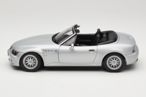 BMW Z3 Roadster 1.8 Ezüst Márkakereskedői Kiadás UT Models 1:18 80439411712 Fém – 4. kép a 8-ből