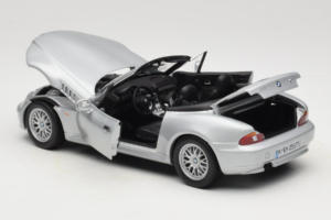 BMW Z3 Roadster 1.8 Ezüst Márkakereskedői Kiadás UT Models 1:18 80439411712 Fém – 5. kép a 8-ből