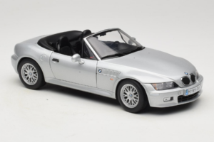 BMW Z3 Roadster 1.8 Ezüst Márkakereskedői Kiadás UT Models 1:18 80439411712 Fém – 6. kép a 8-ből