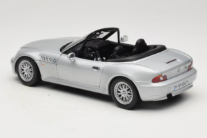 BMW Z3 Roadster 1.8 Ezüst Márkakereskedői Kiadás UT Models 1:18 80439411712 Fém – 7. kép a 8-ből