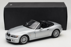 BMW Z3 Roadster 1.8 Ezüst Márkakereskedői Kiadás UT Models 1:18 80439411712 Fém – 8. kép a 8-ből