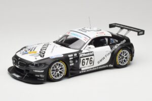 BMW Z4 #676 H. Stuck / J. Hennerici / D. Hurtgen Team Schubert Nürburgring 24 Hours 2006 AUTOart 1:18 80649 Fém