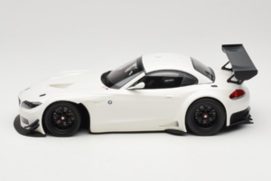 BMW Z4 GT3 E89 Fehér Minichamps 1:18 151122301 Fém – 3. kép a 6-ből