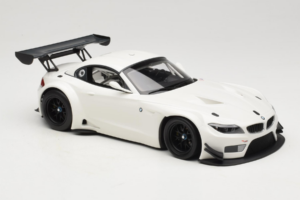 BMW Z4 GT3 E89 Fehér Minichamps 1:18 151122301 Fém – 4. kép a 6-ből