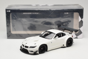 BMW Z4 GT3 E89 Fehér Minichamps 1:18 151122301 Fém – 6. kép a 6-ből