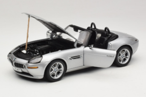 BMW Z8 Ezüst 007 The World Is Not Enough AUTOart 1:18 70511 Fém – 2. kép a 8-ből