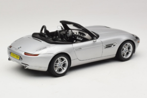 BMW Z8 Ezüst 007 The World Is Not Enough AUTOart 1:18 70511 Fém – 3. kép a 8-ből