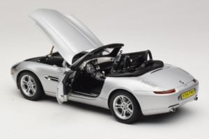 BMW Z8 Ezüst 007 The World Is Not Enough AUTOart 1:18 70511 Fém – 5. kép a 8-ből