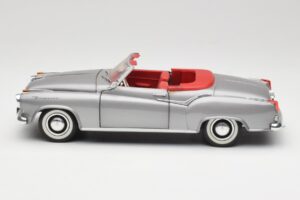 Borgward Isabella Kabrió Ezüst Revell 1:18 8411 Fém – 4. kép a 8-ből