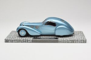 Bugatti Type 57SC Atlantic Kék Minichamps 1:18 107110320 Fém – 3. kép a 6-ből
