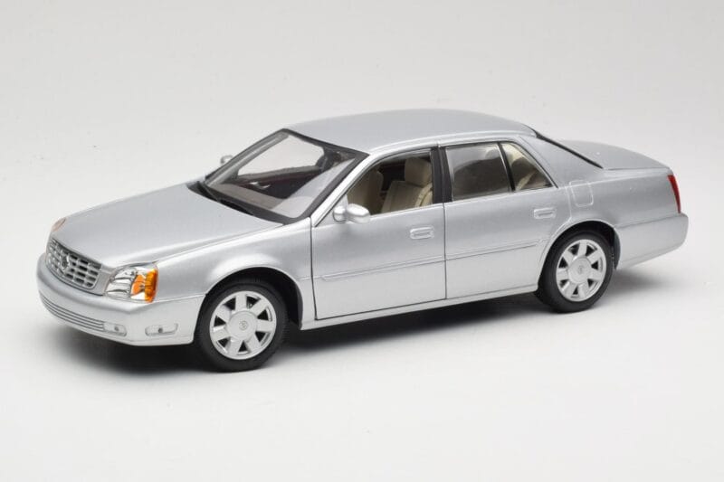 Cadillac DeVille DTS Maisto 1:18 56061 Fém