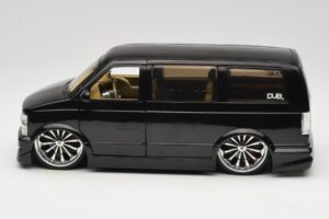 Chevrolet Astro Van Tuned Fekete Jada 1:18 63122 Fém – 4. kép a 8-ből